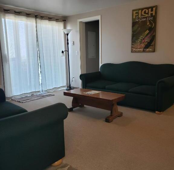Люкс, Flaming Gorge Resort