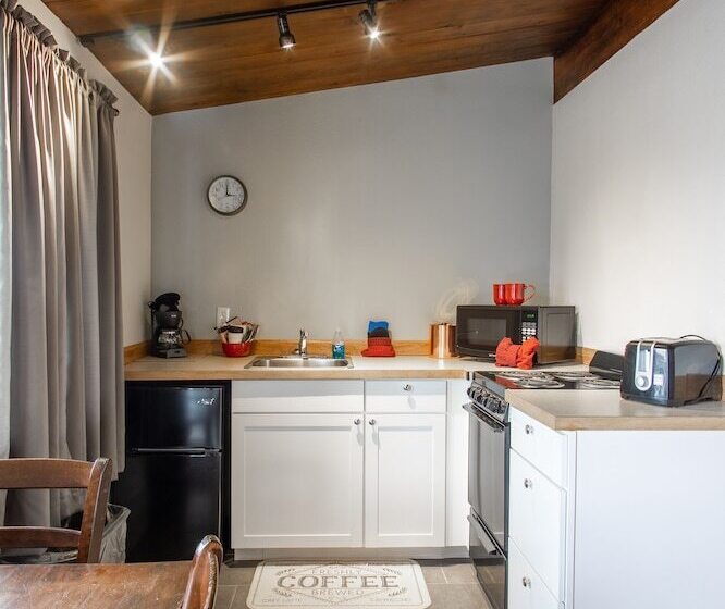 בקתה, The Pioneer Motel