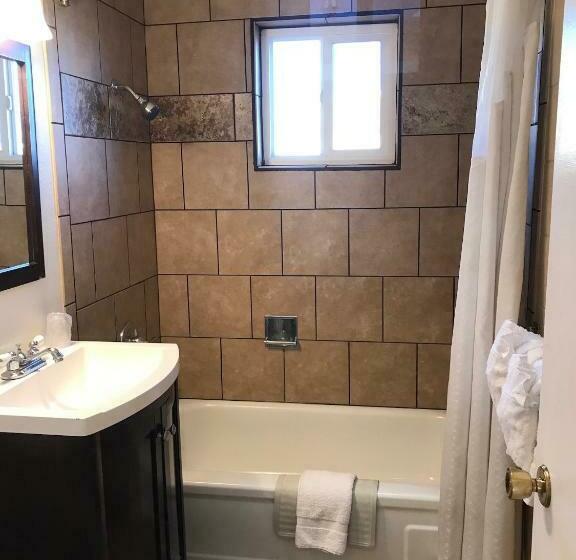 Семейный Номер, Townhouse Inn & Suites