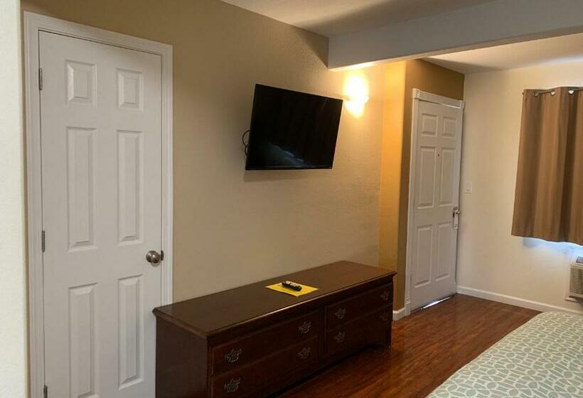 Семейный Номер, Townhouse Inn & Suites