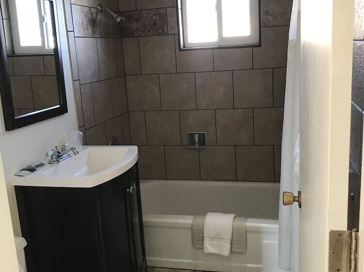 Семейный Номер, Townhouse Inn & Suites