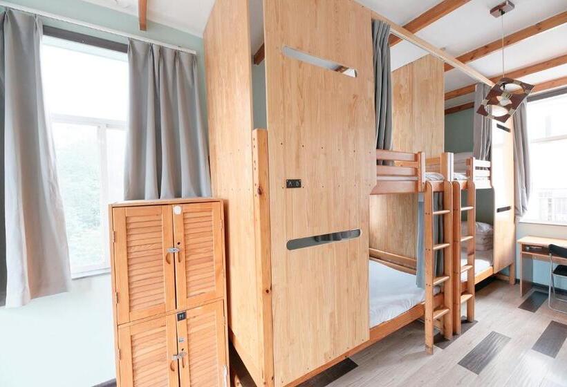Кровать в Общей Комнате, The Cloudland International Youth Hostel Close To The City Center,15 Min Walks To The Subway, Close