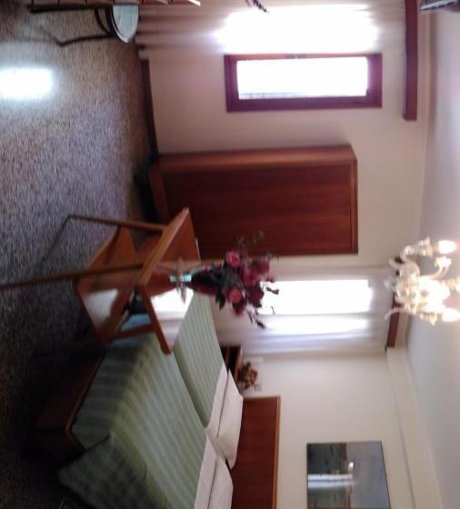 Eenvoudige Driepersoonskamer, Albergo Al Gobbo