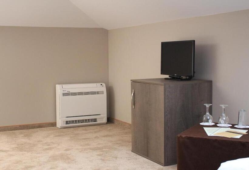Quarto Triplo Estandar, Nove