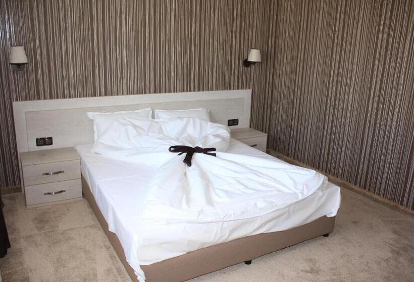 Quarto Triplo Estandar, Nove