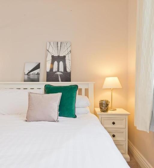 1 Bedroom Apartment, Broc House Suites