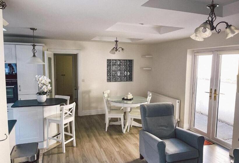 3 Bedroom House, Broc House Suites