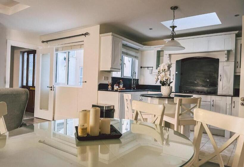 3 Bedroom House, Broc House Suites
