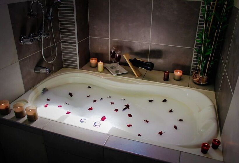 جناح جونيور, La Mansion Del Sol