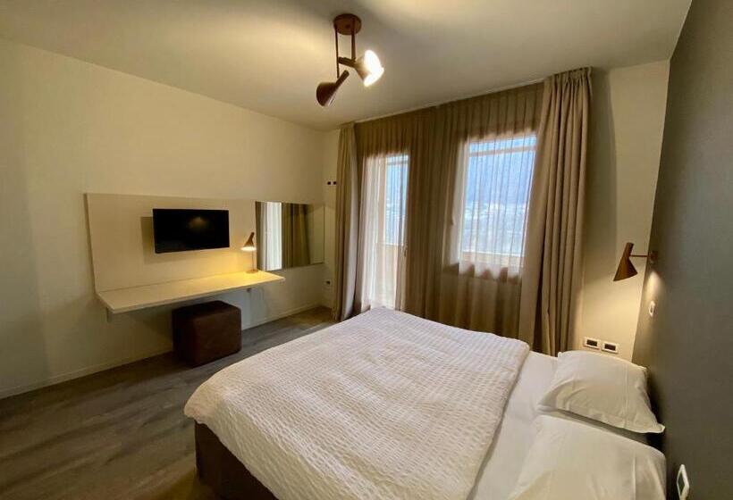 חדר סטנדרט יחיד, Contra  Contarini