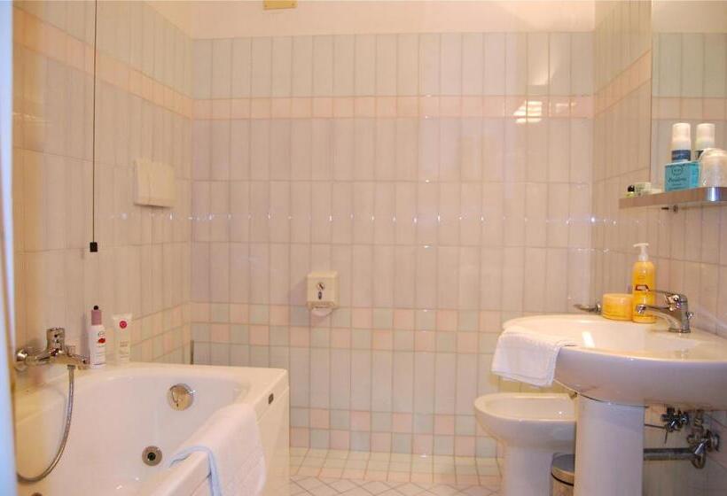 חדר סטנדרט לשלושה, Olimpia