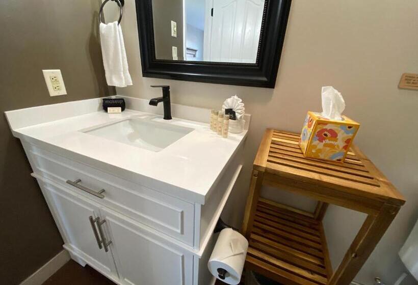 Четырехместный Номер Deluxe, Skyridge Inn