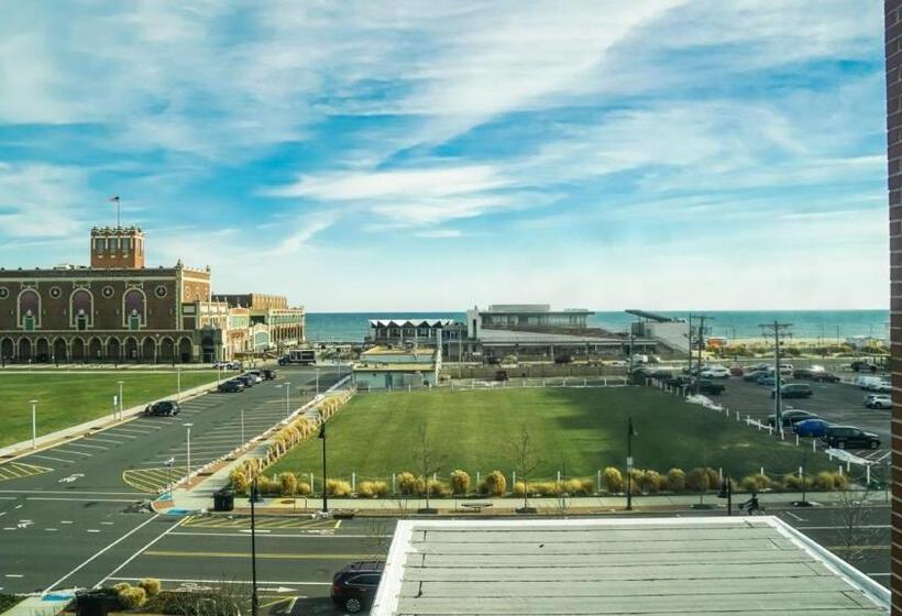 スタンダードトリプルルーム, The Asbury
