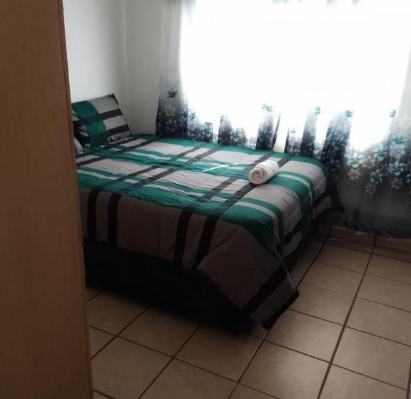 חדר אקונומי, 7 Geelhout Ave