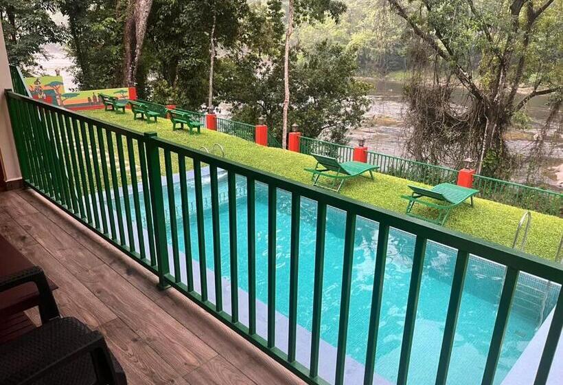 4인용 스탠다드 룸, Falcon Riverview Resorts