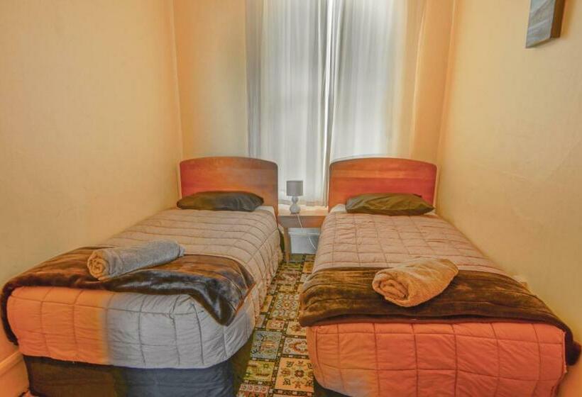 חדר אקונומי, Empire Hotel Backpackers