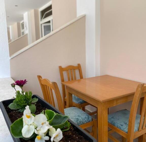 발코니가 있는 4인용 스탠다드 룸, Troy Aparthotel Durres