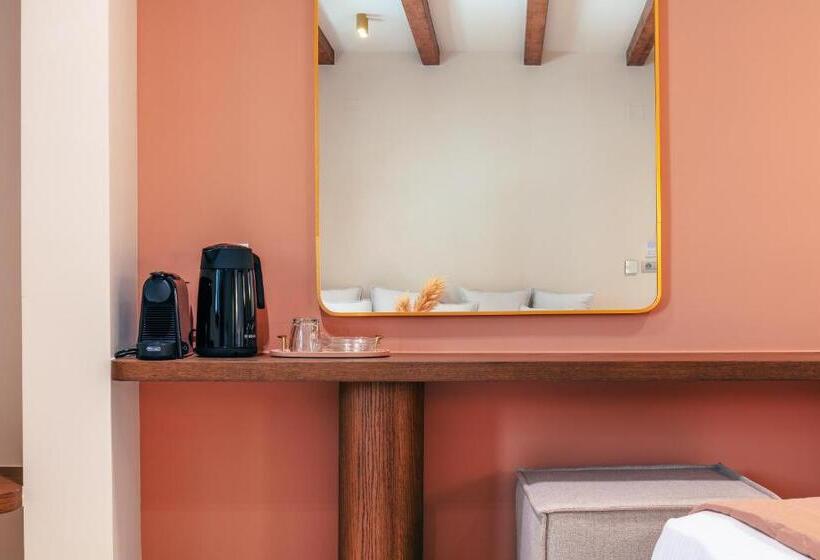 Полулюкс, La Montre Luxury Boutique Suites