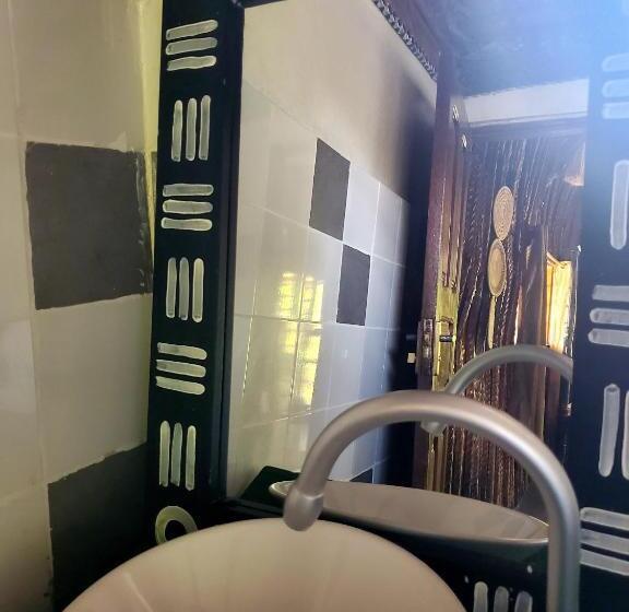 이코노이 4인룸, Promised Land Lodge