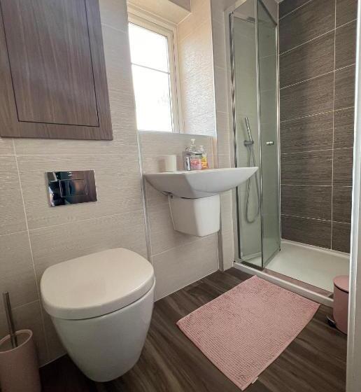 غرفة عائلية, En Suite Room With Super King Size Bed   Free Wifi   Free Parking
