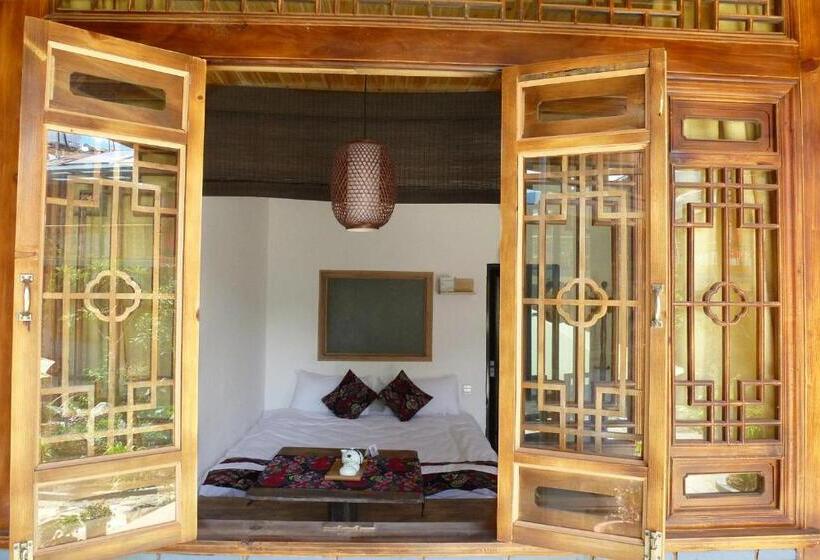 غرفة قياسية, Tourist Courtyard