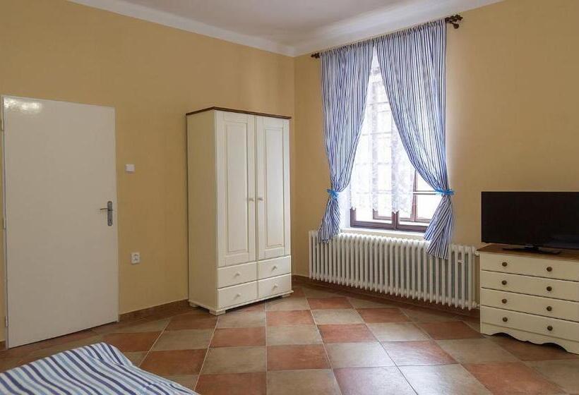 Aile Süiti, Penzion U Františka