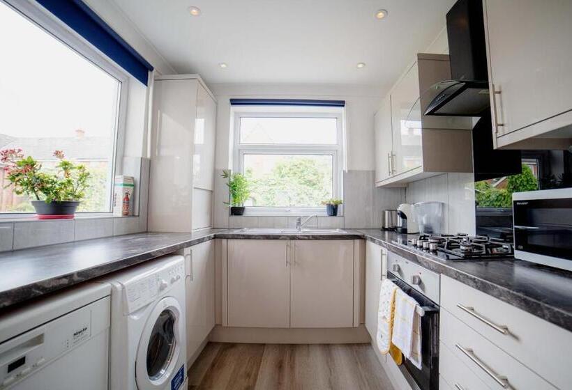 1间卧室的房子, Excel 3 Bed Fresh Linen Fast Wifi Please Contact Us Today At One Stop Property Management