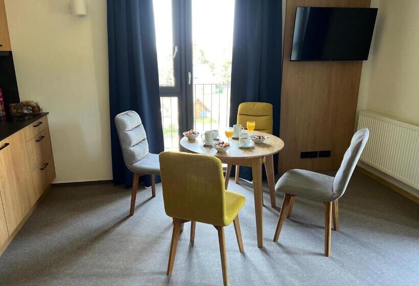 Семейный Номер, Apartmány šestka