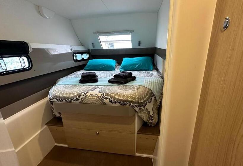 اتاق استاندارد چهار تخته, Room In Boat   Undefined