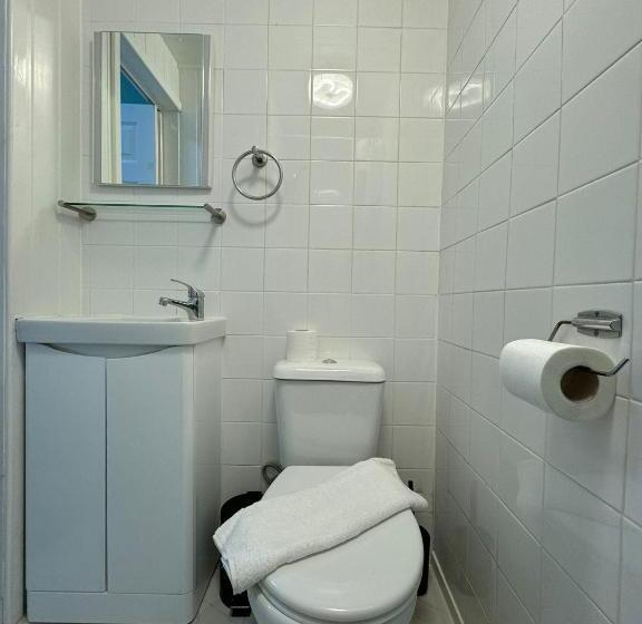 استودیوی استاندارد, The Paradise Guest House