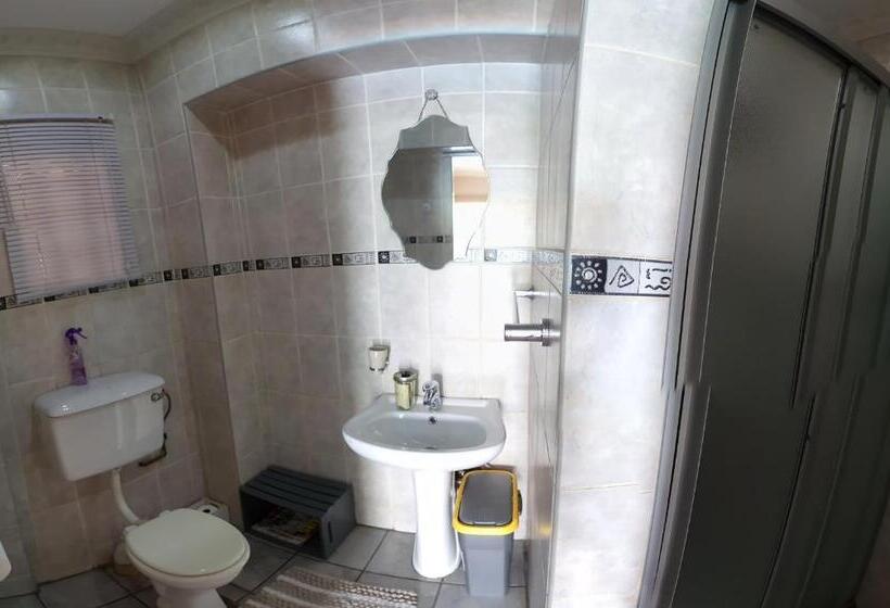 Семейный Номер, Hill Manor Room 2 Self Catering Unit