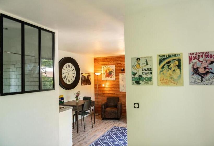 Номер Стандарт с Террасой, La Jolie Longère Fleurie Tiny House Avec Piscine Et Jardin