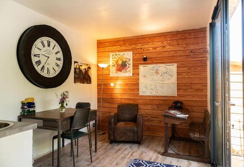 Номер Стандарт с Террасой, La Jolie Longère Fleurie Tiny House Avec Piscine Et Jardin