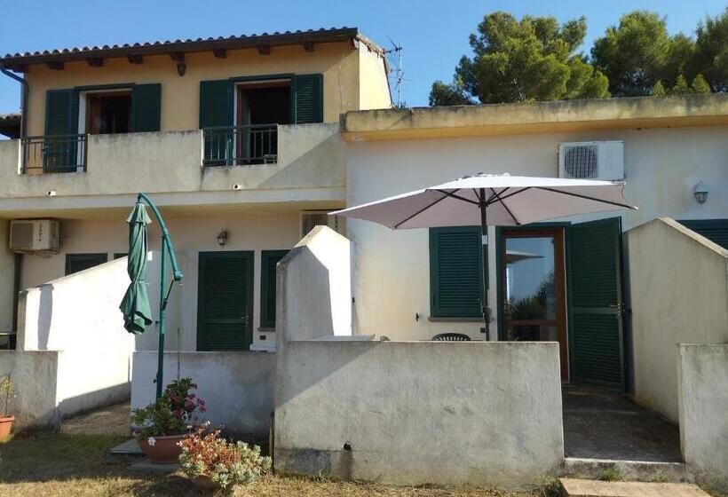 اتاق استاندارد چهارنفره با بالکن, Agriturismo Residenza Nakelia