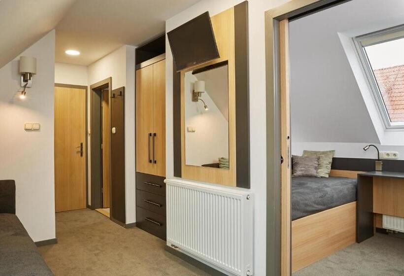 Quarto Familiar, Gold House Pension