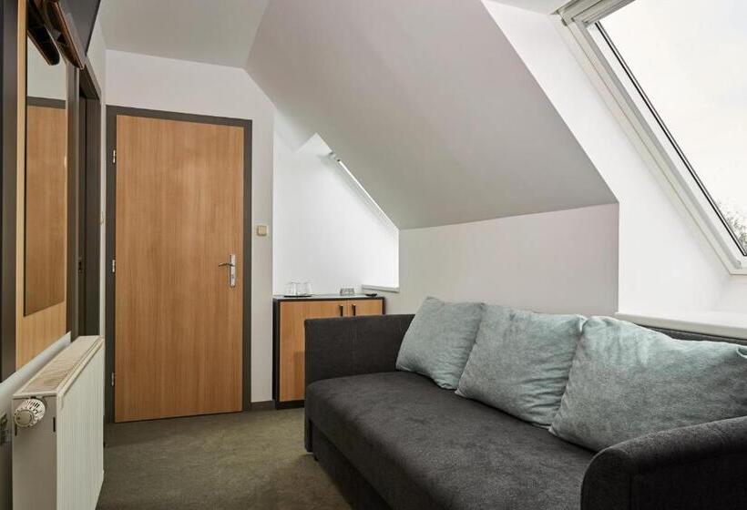 Quarto Familiar, Gold House Pension