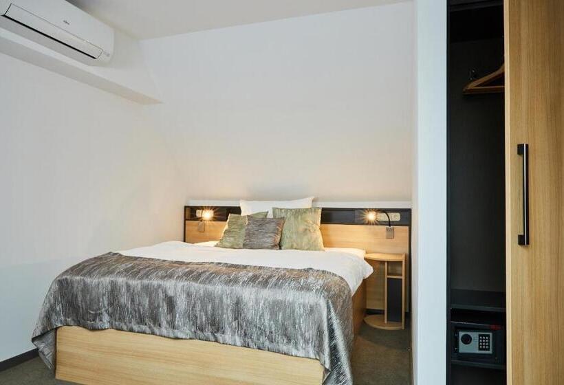 Quarto Familiar, Gold House Pension