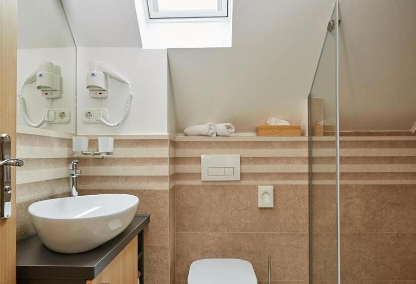 Quarto Familiar, Gold House Pension