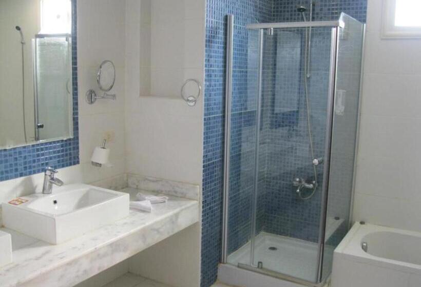 اتاق لوکس سه تخته, Mousa Coast Hotel & Spa