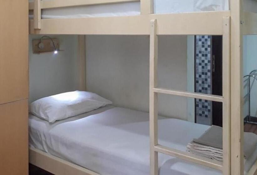 تختخواب در اتاق مشترک, Reddoorz Hostel @ Manado Green Hostel