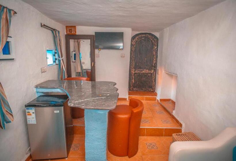 בקתה דלוקס, Riad Antek