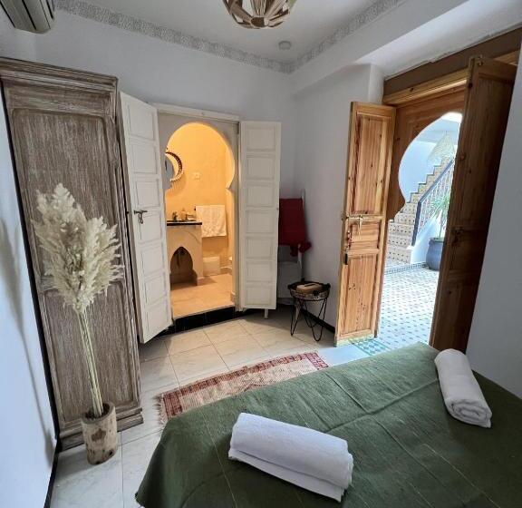 Standart Oda, Riad Sarah Sabrina
