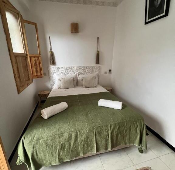 Standart Oda, Riad Sarah Sabrina