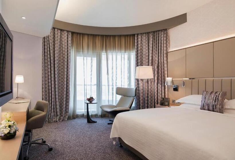 Люкс Клуб, Pearl Rotana Capital Centre