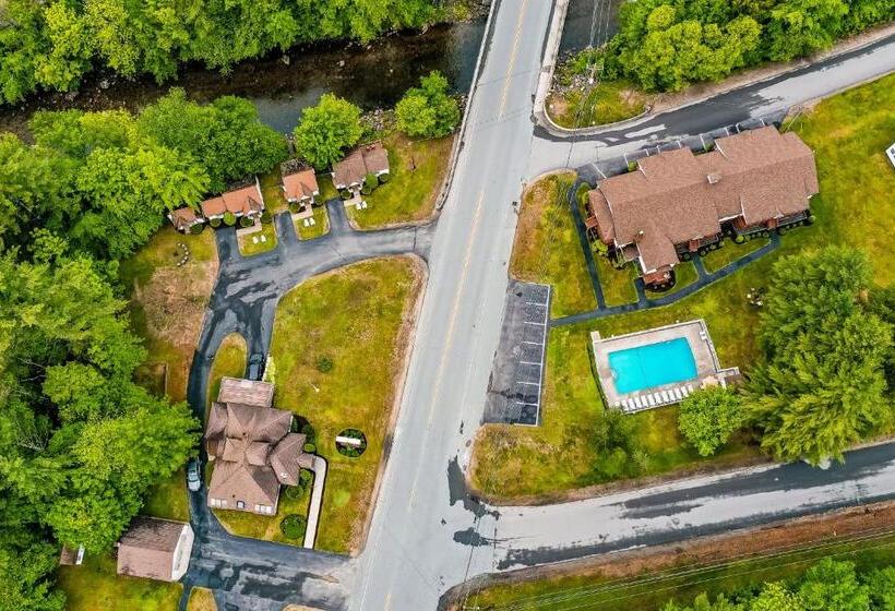 Студио Стандарт с Террасой, Riverbank Motel And Cabins Managed By Vacasa