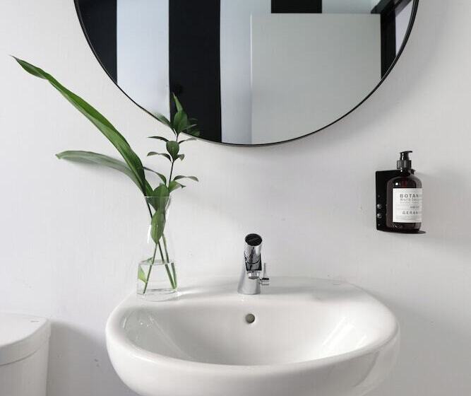 Кровать в Общей Комнате, Black And White Hostel Palamós