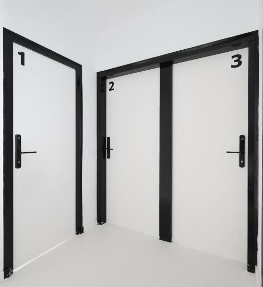 Кровать в Общей Комнате, Black And White Hostel Palamós