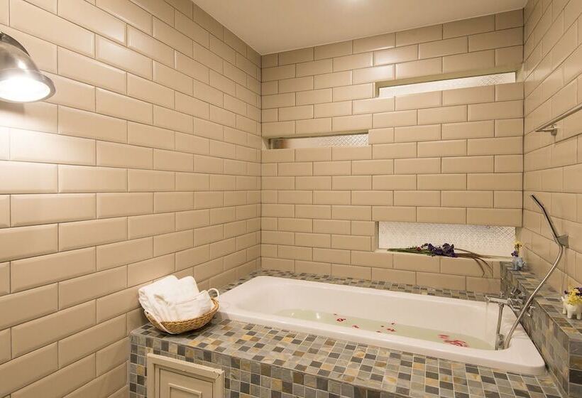 سوئیت با بالکن, Navela Hotel & Convention