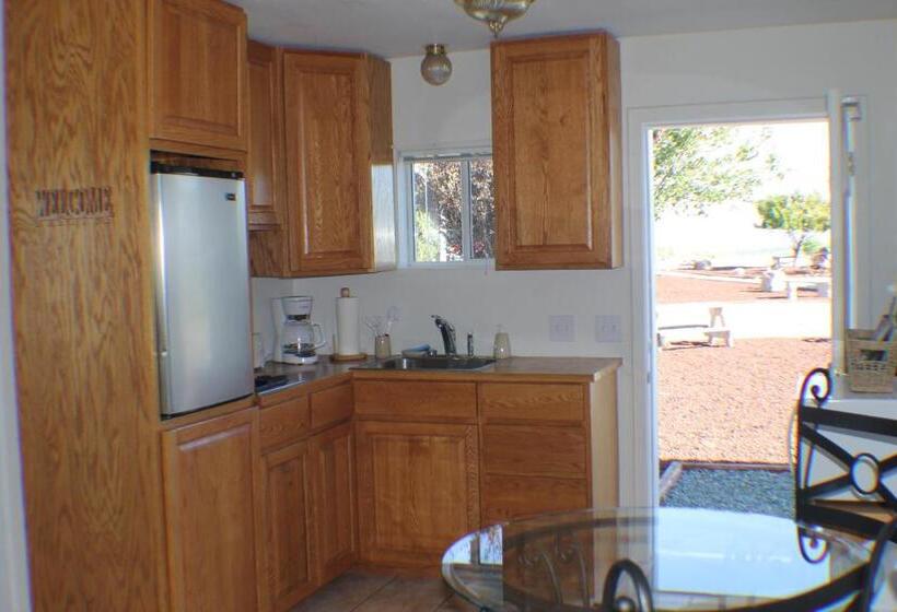 Студия Стандарт, The Arizona Lighthouse B&b