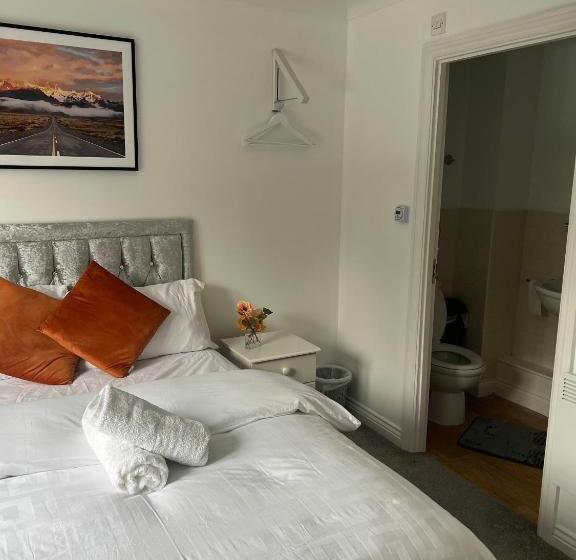 اتاق استاندارد, Elegant 3 Bedroom Apt With En Suite And Shared Amenities With Free Wi Fi